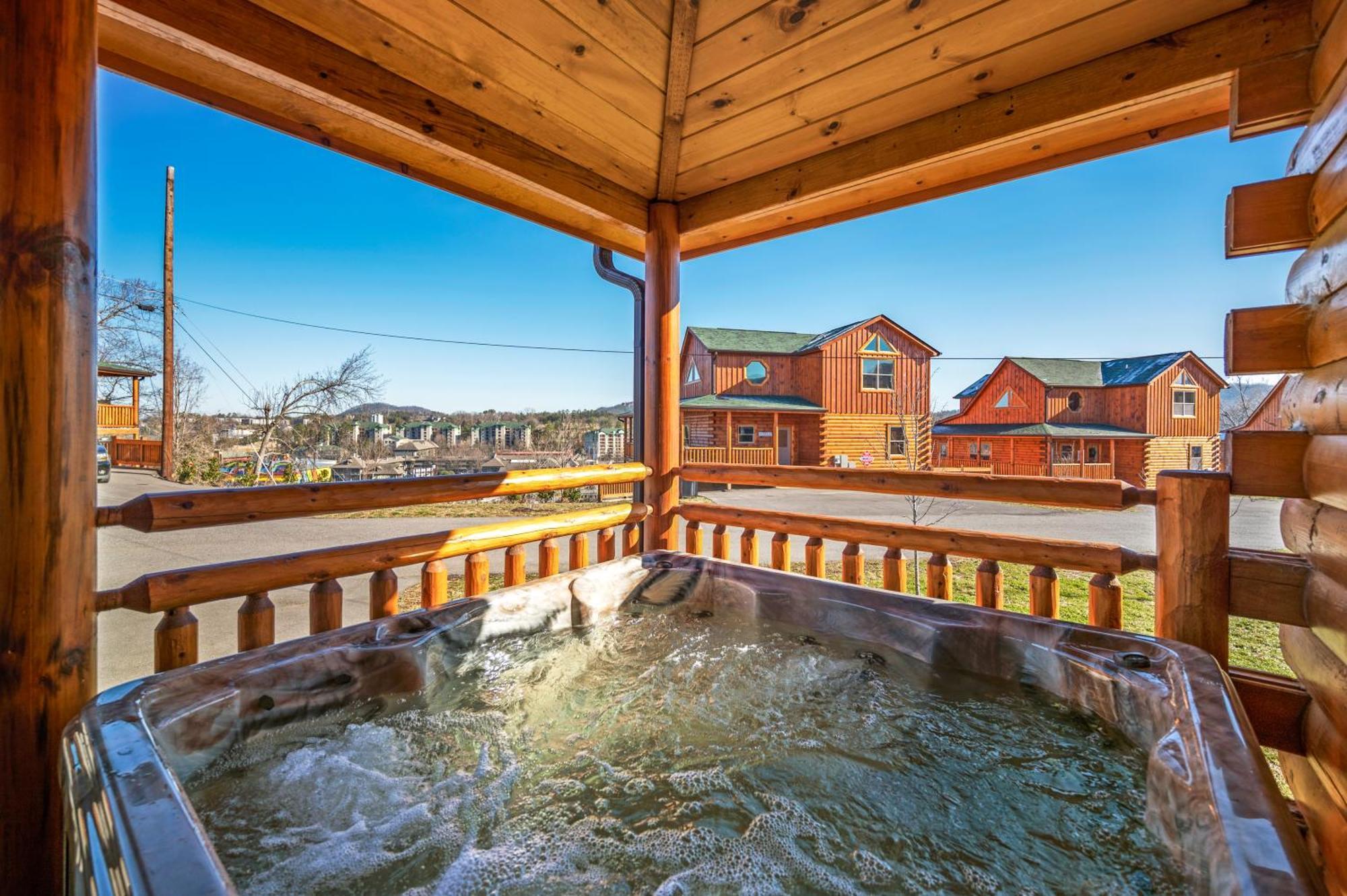 New Listing! Indoor Private Heated Pool, Less Than 2 Miles From Dollywood, Walk To Parkway, 4 Ensuite Bedrooms Sleeps 14, Dog Friendly, Game With Tv, Arcade And Foosball, Hot Tub, Bbq, Smart Tv And Wifi, Fully Loaded Kitchen, Washer And Dryer Chalet Pigeon Forge