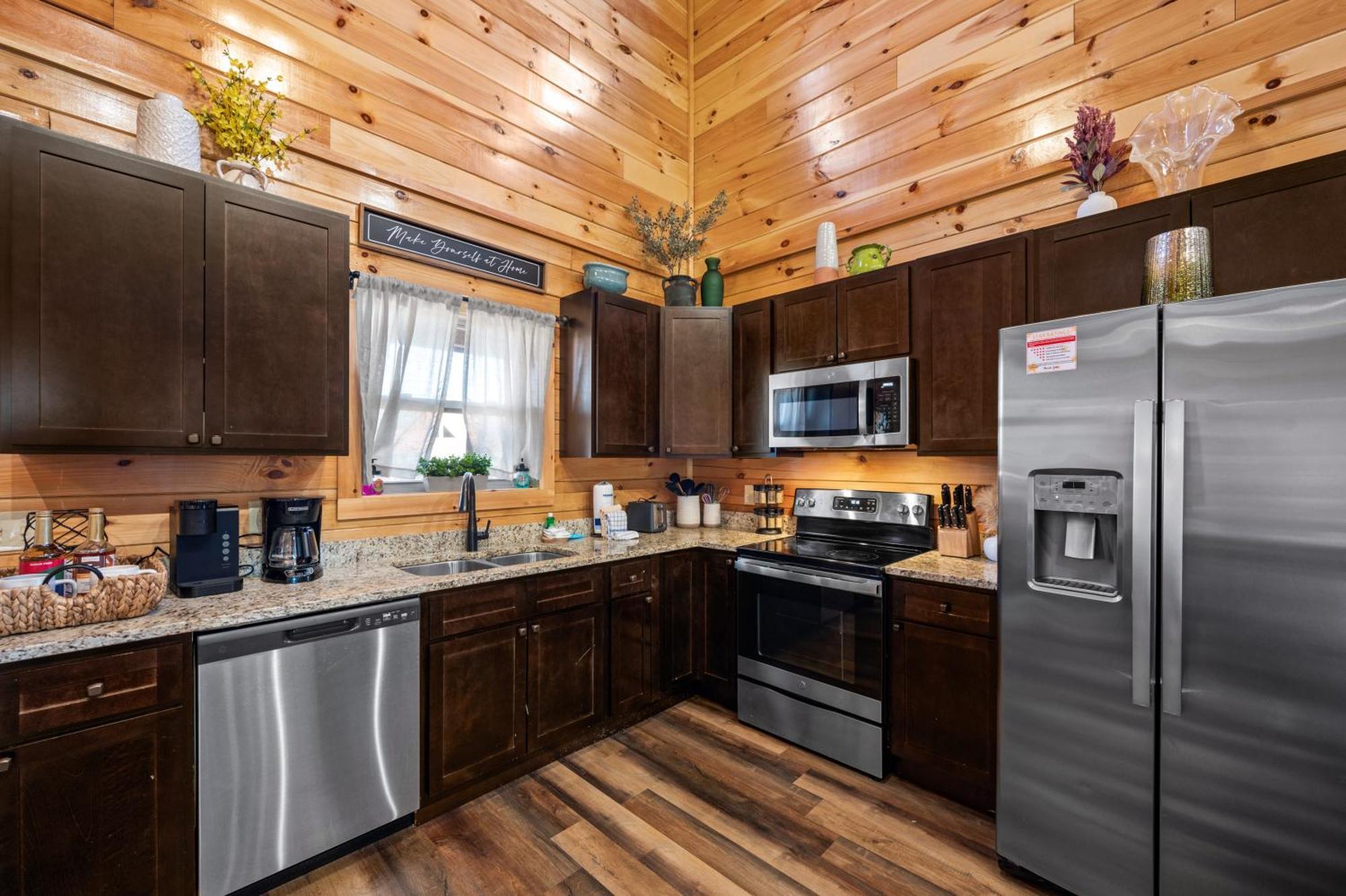 New Listing! Indoor Private Heated Pool, Less Than 2 Miles From Dollywood, Walk To Parkway, 4 Ensuite Bedrooms Sleeps 14, Dog Friendly, Game With Tv, Arcade And Foosball, Hot Tub, Bbq, Smart Tv And Wifi, Fully Loaded Kitchen, Washer And Dryer * Pigeon Forge