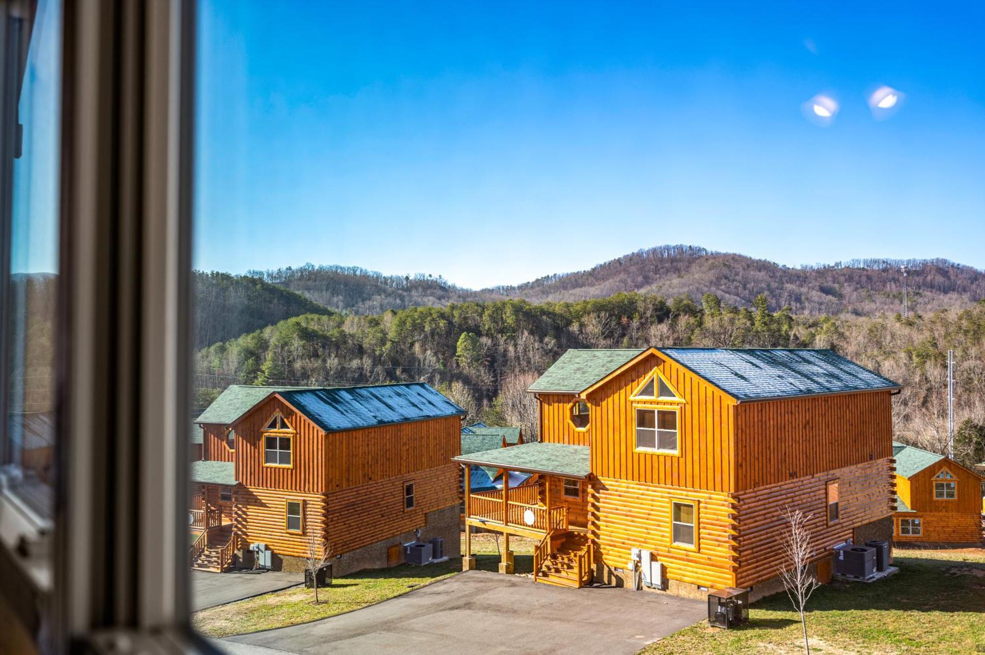 New Listing! Indoor Private Heated Pool, Less Than 2 Miles From Dollywood, Walk To Parkway, 4 Ensuite Bedrooms Sleeps 14, Dog Friendly, Game With Tv, Arcade And Foosball, Hot Tub, Bbq, Smart Tv And Wifi, Fully Loaded Kitchen, Washer And Dryer Chalet