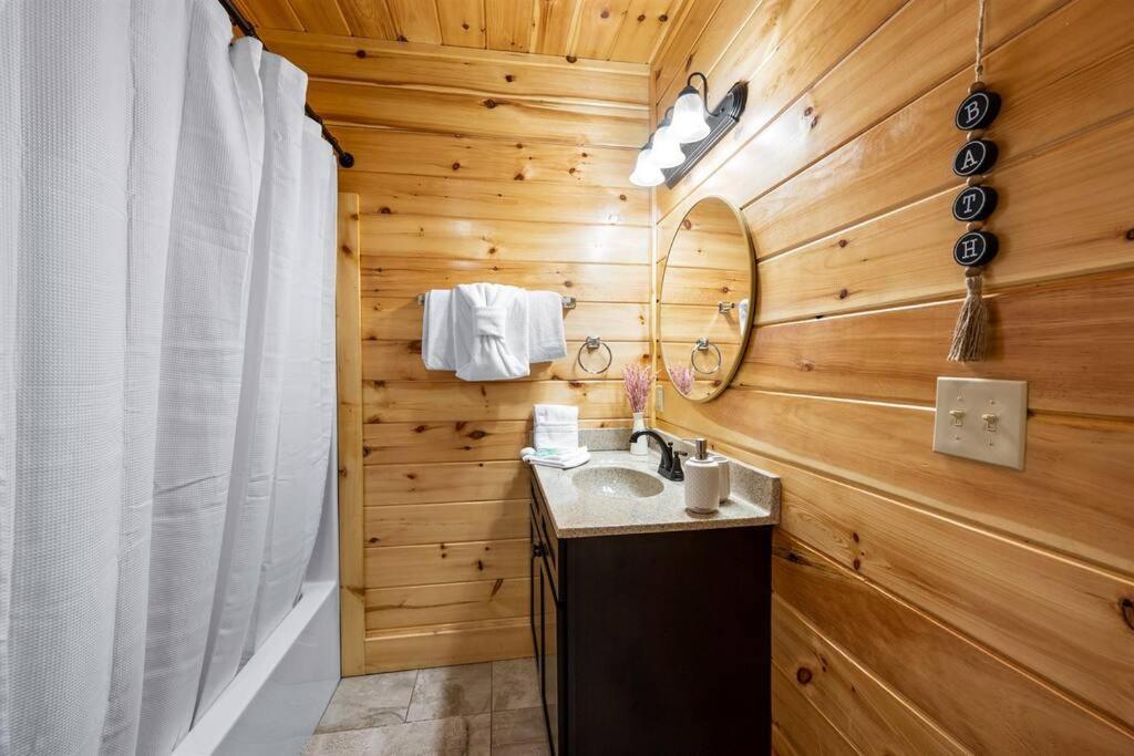 Chalet New Listing! Indoor Private Heated Pool, Less Than 2 Miles From Dollywood, Walk To Parkway, 4 Ensuite Bedrooms Sleeps 14, Dog Friendly, Game With Tv, Arcade And Foosball, Hot Tub, Bbq, Smart Tv And Wifi, Fully Loaded Kitchen, Washer And Dryer *
