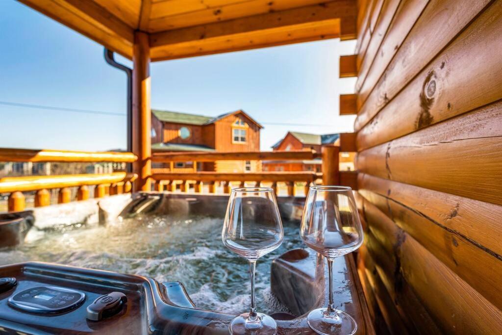 New Listing! Indoor Private Heated Pool, Less Than 2 Miles From Dollywood, Walk To Parkway, 4 Ensuite Bedrooms Sleeps 14, Dog Friendly, Game With Tv, Arcade And Foosball, Hot Tub, Bbq, Smart Tv And Wifi, Fully Loaded Kitchen, Washer And Dryer Chalet *
