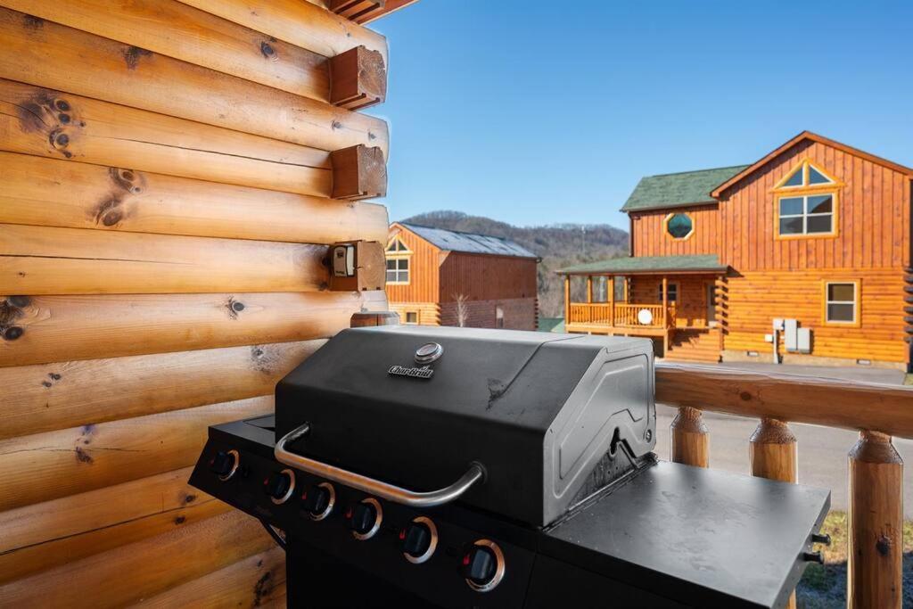 New Listing! Indoor Private Heated Pool, Less Than 2 Miles From Dollywood, Walk To Parkway, 4 Ensuite Bedrooms Sleeps 14, Dog Friendly, Game With Tv, Arcade And Foosball, Hot Tub, Bbq, Smart Tv And Wifi, Fully Loaded Kitchen, Washer And Dryer * Pigeon Forge