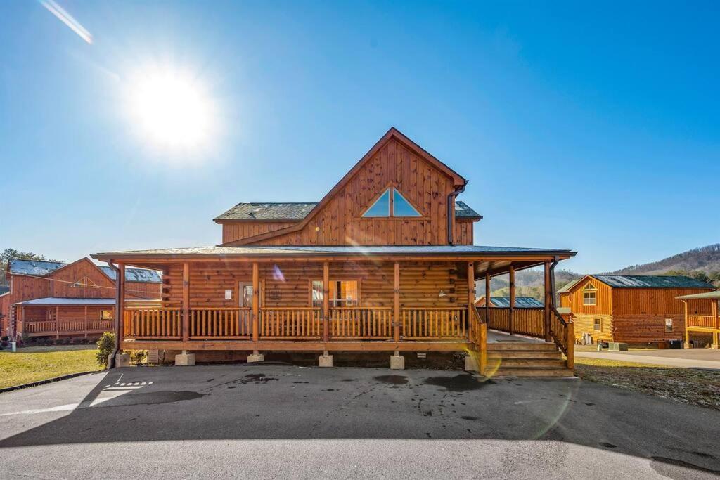 New Listing! Indoor Private Heated Pool, Less Than 2 Miles From Dollywood, Walk To Parkway, 4 Ensuite Bedrooms Sleeps 14, Dog Friendly, Game With Tv, Arcade And Foosball, Hot Tub, Bbq, Smart Tv And Wifi, Fully Loaded Kitchen, Washer And Dryer Chalet Pigeon Forge
