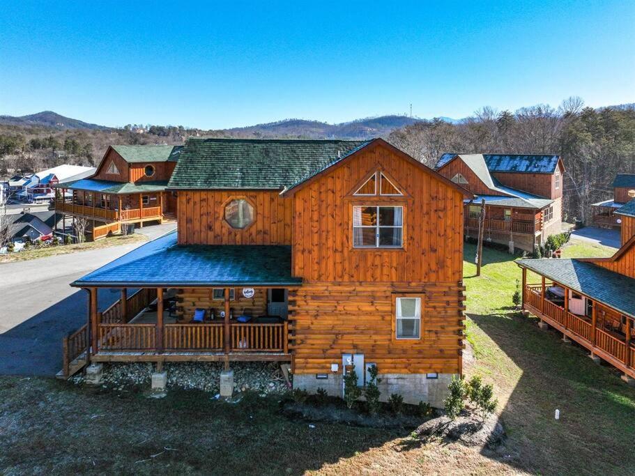 New Listing! Indoor Private Heated Pool, Less Than 2 Miles From Dollywood, Walk To Parkway, 4 Ensuite Bedrooms Sleeps 14, Dog Friendly, Game With Tv, Arcade And Foosball, Hot Tub, Bbq, Smart Tv And Wifi, Fully Loaded Kitchen, Washer And Dryer