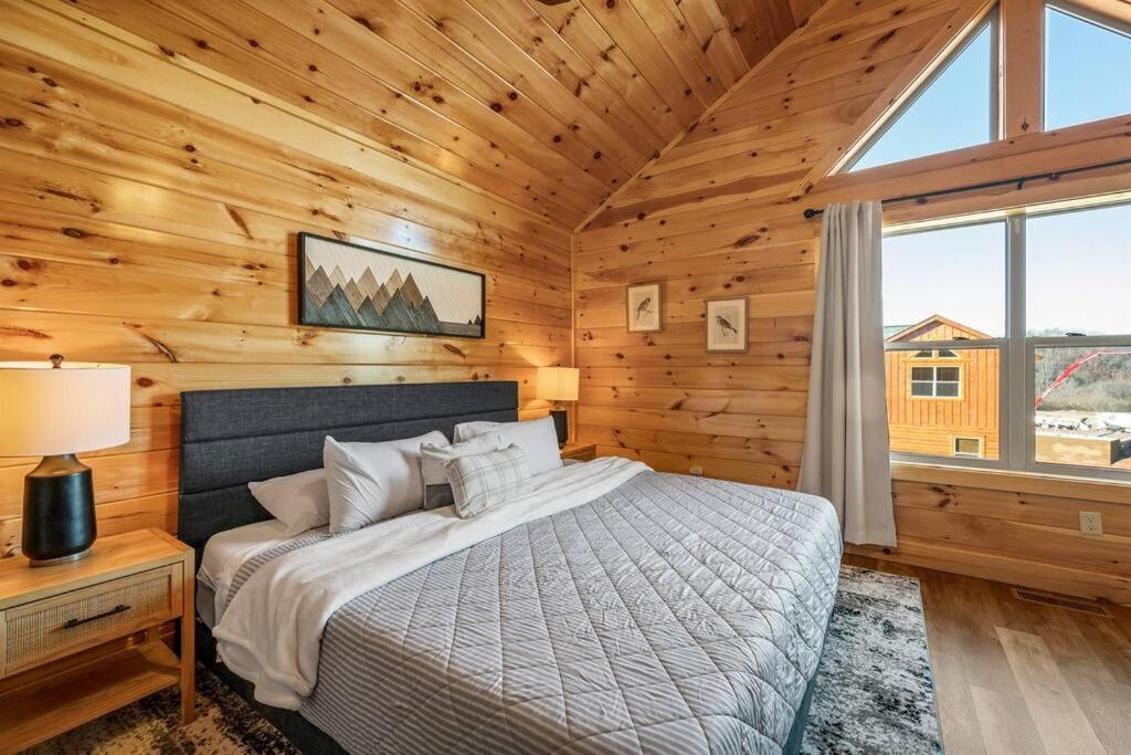 Chalet New Listing! Indoor Private Heated Pool, Less Than 2 Miles From Dollywood, Walk To Parkway, 4 Ensuite Bedrooms Sleeps 14, Dog Friendly, Game With Tv, Arcade And Foosball, Hot Tub, Bbq, Smart Tv And Wifi, Fully Loaded Kitchen, Washer And Dryer