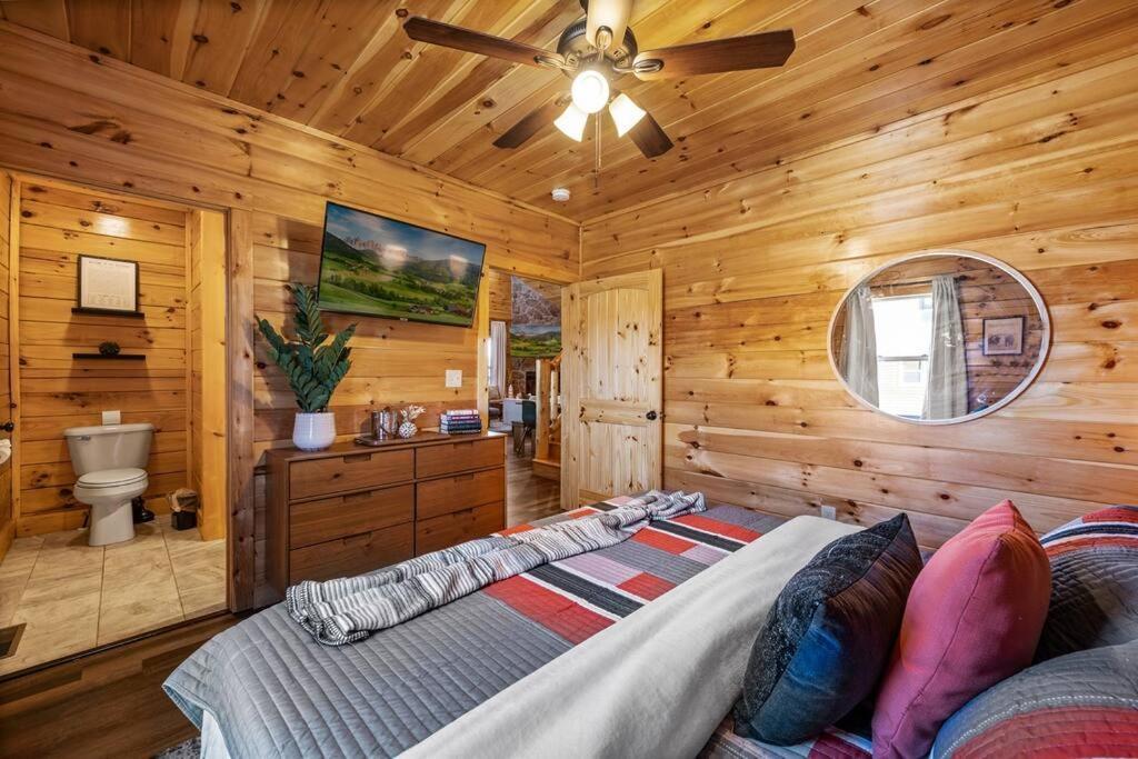 Chalet New Listing! Indoor Private Heated Pool, Less Than 2 Miles From Dollywood, Walk To Parkway, 4 Ensuite Bedrooms Sleeps 14, Dog Friendly, Game With Tv, Arcade And Foosball, Hot Tub, Bbq, Smart Tv And Wifi, Fully Loaded Kitchen, Washer And Dryer *