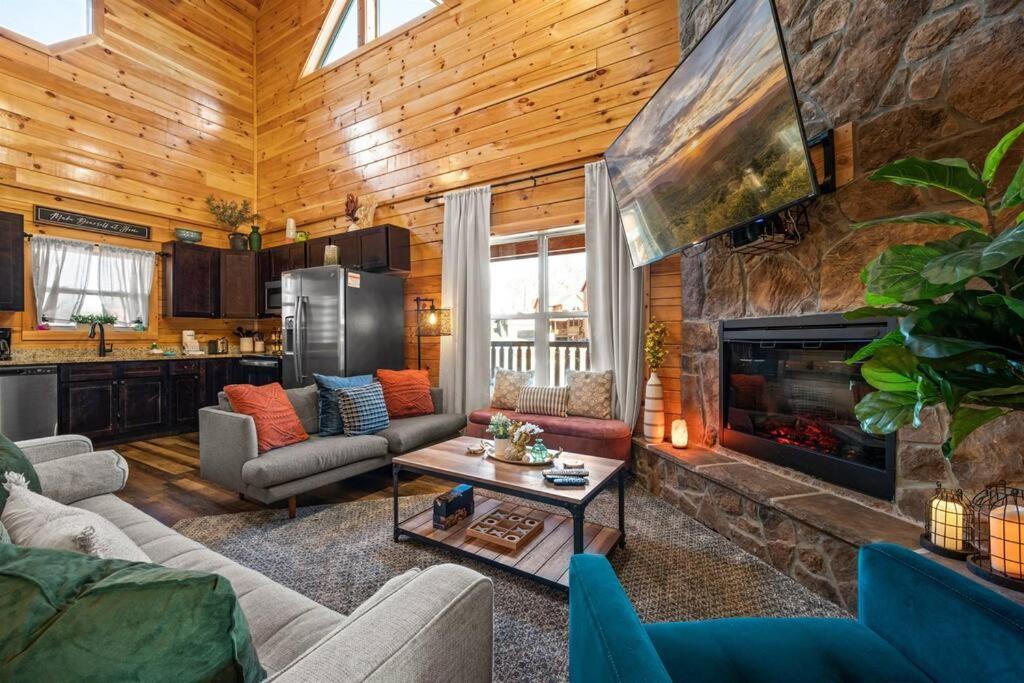 New Listing! Indoor Private Heated Pool, Less Than 2 Miles From Dollywood, Walk To Parkway, 4 Ensuite Bedrooms Sleeps 14, Dog Friendly, Game With Tv, Arcade And Foosball, Hot Tub, Bbq, Smart Tv And Wifi, Fully Loaded Kitchen, Washer And Dryer