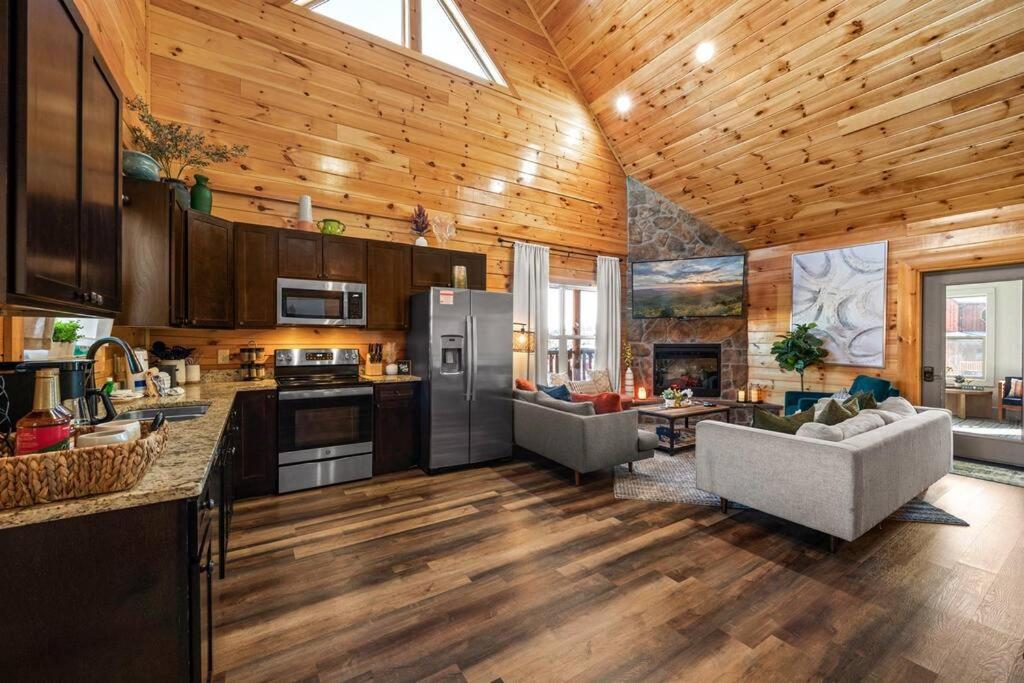 New Listing! Indoor Private Heated Pool, Less Than 2 Miles From Dollywood, Walk To Parkway, 4 Ensuite Bedrooms Sleeps 14, Dog Friendly, Game With Tv, Arcade And Foosball, Hot Tub, Bbq, Smart Tv And Wifi, Fully Loaded Kitchen, Washer And Dryer Chalet