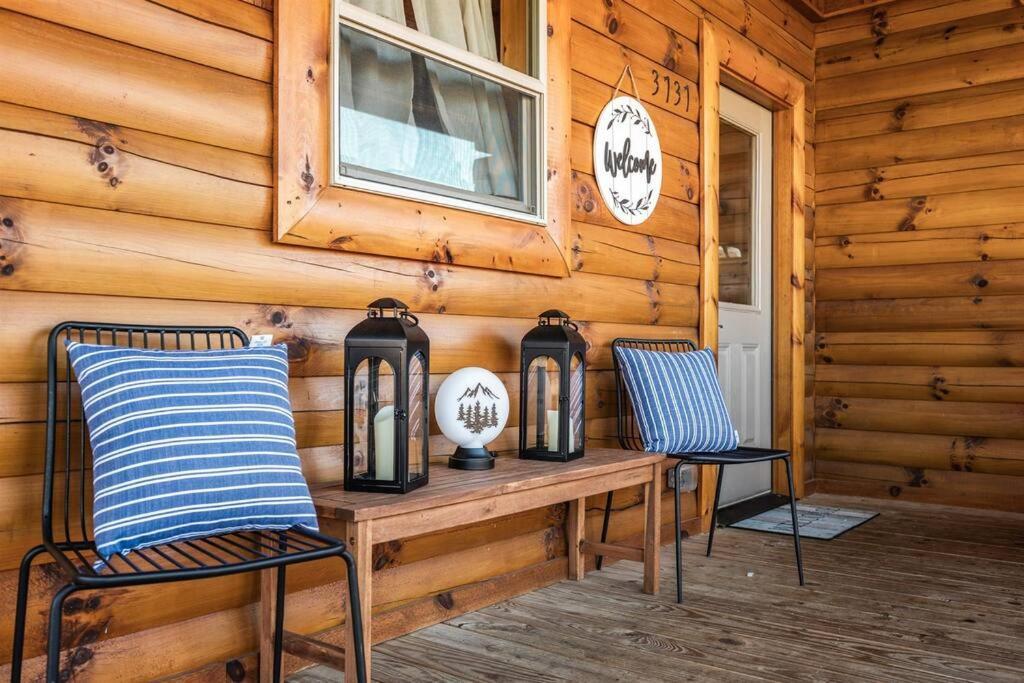 Chalet New Listing! Indoor Private Heated Pool, Less Than 2 Miles From Dollywood, Walk To Parkway, 4 Ensuite Bedrooms Sleeps 14, Dog Friendly, Game With Tv, Arcade And Foosball, Hot Tub, Bbq, Smart Tv And Wifi, Fully Loaded Kitchen, Washer And Dryer
