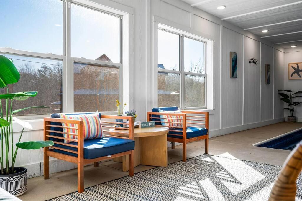 Chalet New Listing! Indoor Private Heated Pool, Less Than 2 Miles From Dollywood, Walk To Parkway, 4 Ensuite Bedrooms Sleeps 14, Dog Friendly, Game With Tv, Arcade And Foosball, Hot Tub, Bbq, Smart Tv And Wifi, Fully Loaded Kitchen, Washer And Dryer *