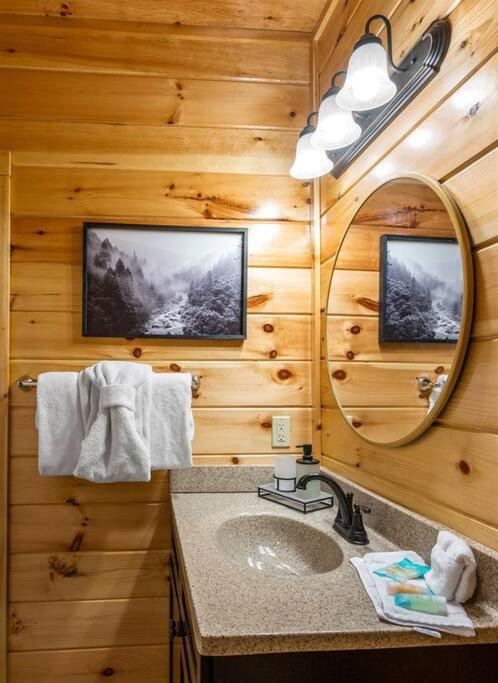 Chalet New Listing! Indoor Private Heated Pool, Less Than 2 Miles From Dollywood, Walk To Parkway, 4 Ensuite Bedrooms Sleeps 14, Dog Friendly, Game With Tv, Arcade And Foosball, Hot Tub, Bbq, Smart Tv And Wifi, Fully Loaded Kitchen, Washer And Dryer Pigeon Forge
