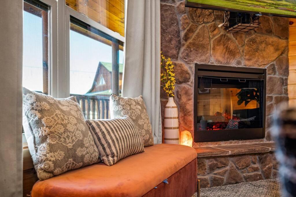 Chalet New Listing! Indoor Private Heated Pool, Less Than 2 Miles From Dollywood, Walk To Parkway, 4 Ensuite Bedrooms Sleeps 14, Dog Friendly, Game With Tv, Arcade And Foosball, Hot Tub, Bbq, Smart Tv And Wifi, Fully Loaded Kitchen, Washer And Dryer *