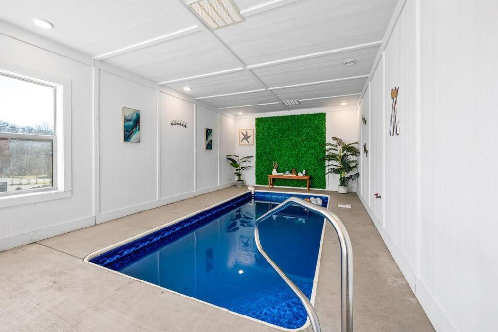 New Listing! Indoor Private Heated Pool, Less Than 2 Miles From Dollywood, Walk To Parkway, 4 Ensuite Bedrooms Sleeps 14, Dog Friendly, Game With Tv, Arcade And Foosball, Hot Tub, Bbq, Smart Tv And Wifi, Fully Loaded Kitchen, Washer And Dryer Chalet Pigeon Forge