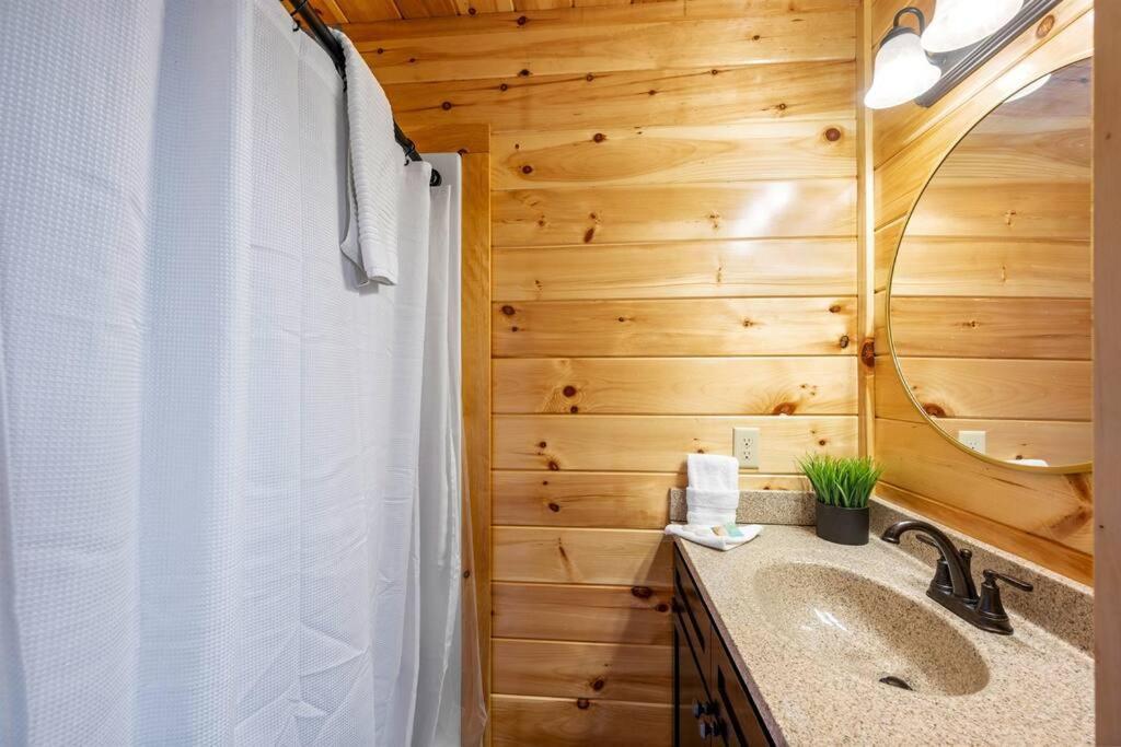 New Listing! Indoor Private Heated Pool, Less Than 2 Miles From Dollywood, Walk To Parkway, 4 Ensuite Bedrooms Sleeps 14, Dog Friendly, Game With Tv, Arcade And Foosball, Hot Tub, Bbq, Smart Tv And Wifi, Fully Loaded Kitchen, Washer And Dryer *