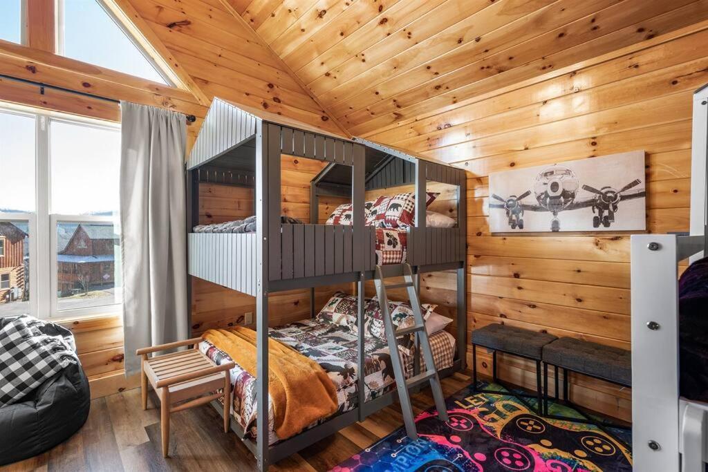 New Listing! Indoor Private Heated Pool, Less Than 2 Miles From Dollywood, Walk To Parkway, 4 Ensuite Bedrooms Sleeps 14, Dog Friendly, Game With Tv, Arcade And Foosball, Hot Tub, Bbq, Smart Tv And Wifi, Fully Loaded Kitchen, Washer And Dryer Pigeon Forge