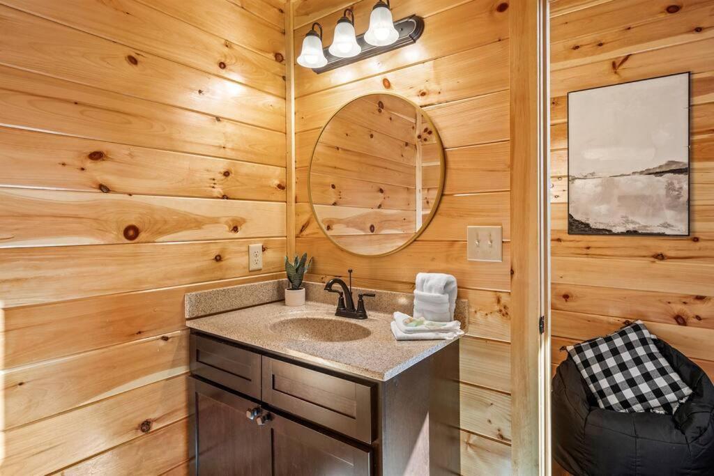 New Listing! Indoor Private Heated Pool, Less Than 2 Miles From Dollywood, Walk To Parkway, 4 Ensuite Bedrooms Sleeps 14, Dog Friendly, Game With Tv, Arcade And Foosball, Hot Tub, Bbq, Smart Tv And Wifi, Fully Loaded Kitchen, Washer And Dryer