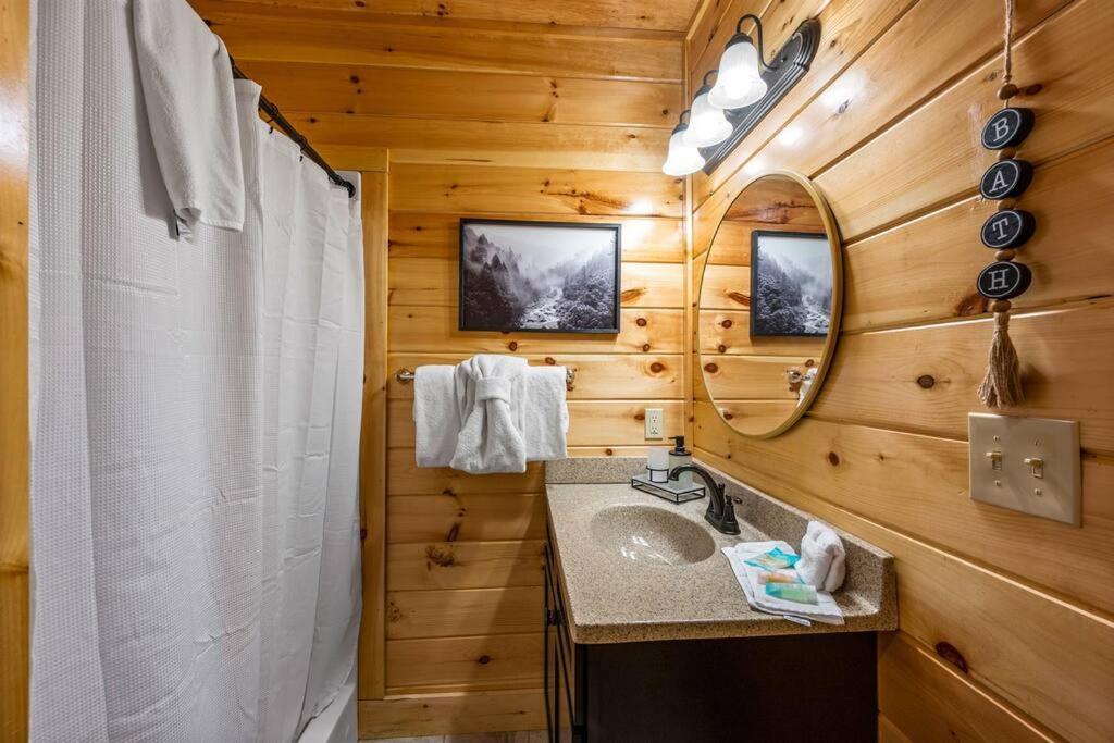 New Listing! Indoor Private Heated Pool, Less Than 2 Miles From Dollywood, Walk To Parkway, 4 Ensuite Bedrooms Sleeps 14, Dog Friendly, Game With Tv, Arcade And Foosball, Hot Tub, Bbq, Smart Tv And Wifi, Fully Loaded Kitchen, Washer And Dryer Chalet *