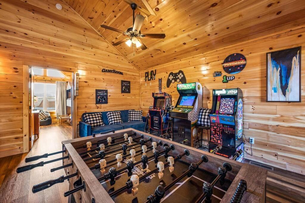 New Listing! Indoor Private Heated Pool, Less Than 2 Miles From Dollywood, Walk To Parkway, 4 Ensuite Bedrooms Sleeps 14, Dog Friendly, Game With Tv, Arcade And Foosball, Hot Tub, Bbq, Smart Tv And Wifi, Fully Loaded Kitchen, Washer And Dryer Chalet Pigeon Forge
