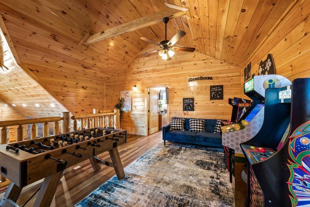 Chalet New Listing! Indoor Private Heated Pool, Less Than 2 Miles From Dollywood, Walk To Parkway, 4 Ensuite Bedrooms Sleeps 14, Dog Friendly, Game With Tv, Arcade And Foosball, Hot Tub, Bbq, Smart Tv And Wifi, Fully Loaded Kitchen, Washer And Dryer Pigeon Forge