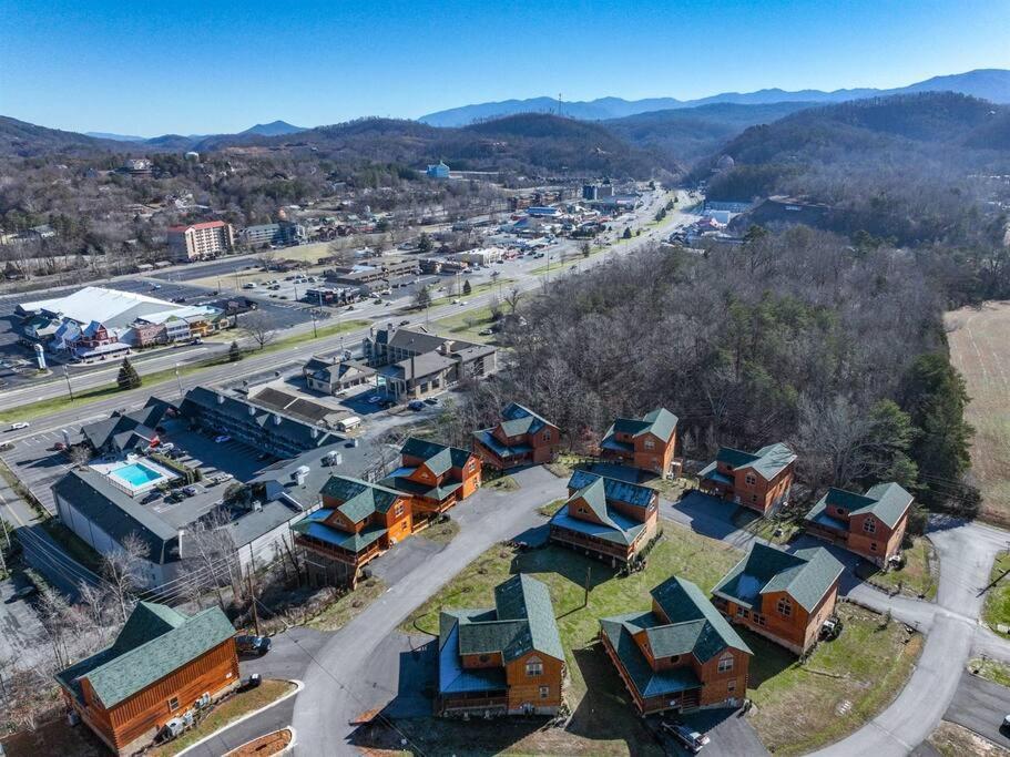 New Listing! Indoor Private Heated Pool, Less Than 2 Miles From Dollywood, Walk To Parkway, 4 Ensuite Bedrooms Sleeps 14, Dog Friendly, Game With Tv, Arcade And Foosball, Hot Tub, Bbq, Smart Tv And Wifi, Fully Loaded Kitchen, Washer And Dryer *