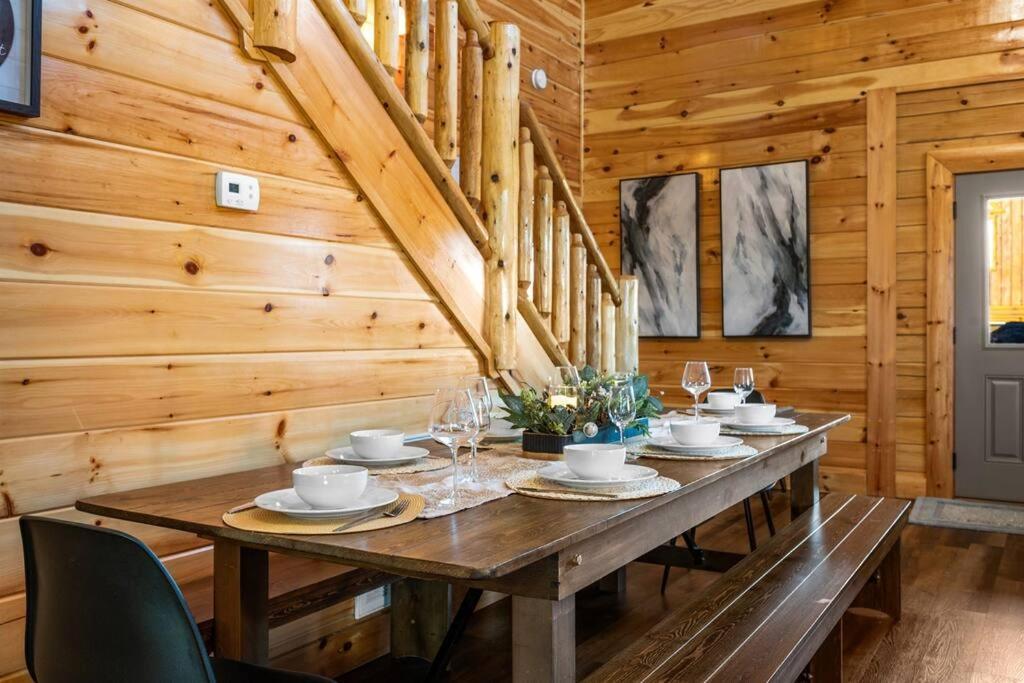 New Listing! Indoor Private Heated Pool, Less Than 2 Miles From Dollywood, Walk To Parkway, 4 Ensuite Bedrooms Sleeps 14, Dog Friendly, Game With Tv, Arcade And Foosball, Hot Tub, Bbq, Smart Tv And Wifi, Fully Loaded Kitchen, Washer And Dryer * Pigeon Forge
