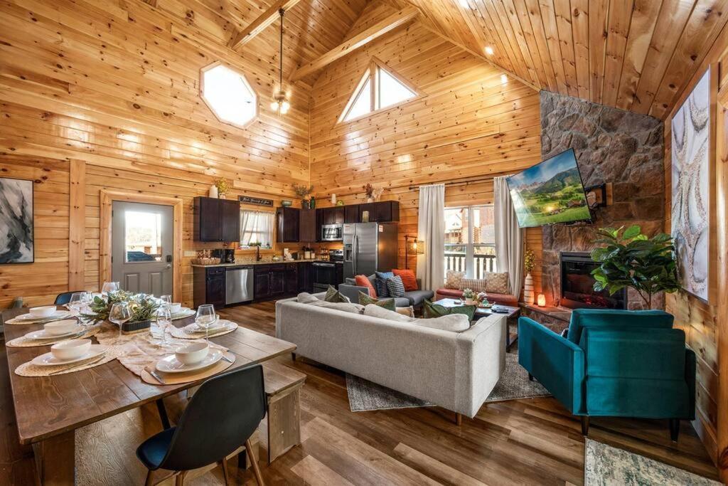New Listing! Indoor Private Heated Pool, Less Than 2 Miles From Dollywood, Walk To Parkway, 4 Ensuite Bedrooms Sleeps 14, Dog Friendly, Game With Tv, Arcade And Foosball, Hot Tub, Bbq, Smart Tv And Wifi, Fully Loaded Kitchen, Washer And Dryer