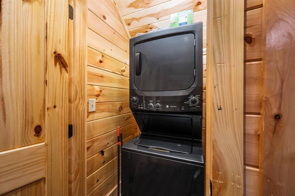 New Listing! Indoor Private Heated Pool, Less Than 2 Miles From Dollywood, Walk To Parkway, 4 Ensuite Bedrooms Sleeps 14, Dog Friendly, Game With Tv, Arcade And Foosball, Hot Tub, Bbq, Smart Tv And Wifi, Fully Loaded Kitchen, Washer And Dryer Chalet
