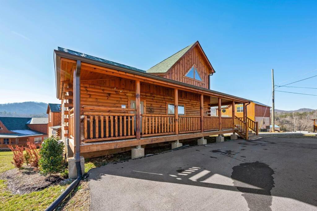 New Listing! Indoor Private Heated Pool, Less Than 2 Miles From Dollywood, Walk To Parkway, 4 Ensuite Bedrooms Sleeps 14, Dog Friendly, Game With Tv, Arcade And Foosball, Hot Tub, Bbq, Smart Tv And Wifi, Fully Loaded Kitchen, Washer And Dryer Chalet *