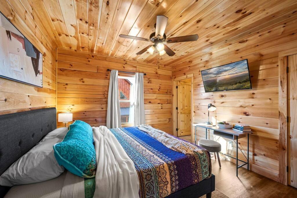 New Listing! Indoor Private Heated Pool, Less Than 2 Miles From Dollywood, Walk To Parkway, 4 Ensuite Bedrooms Sleeps 14, Dog Friendly, Game With Tv, Arcade And Foosball, Hot Tub, Bbq, Smart Tv And Wifi, Fully Loaded Kitchen, Washer And Dryer Chalet Pigeon Forge
