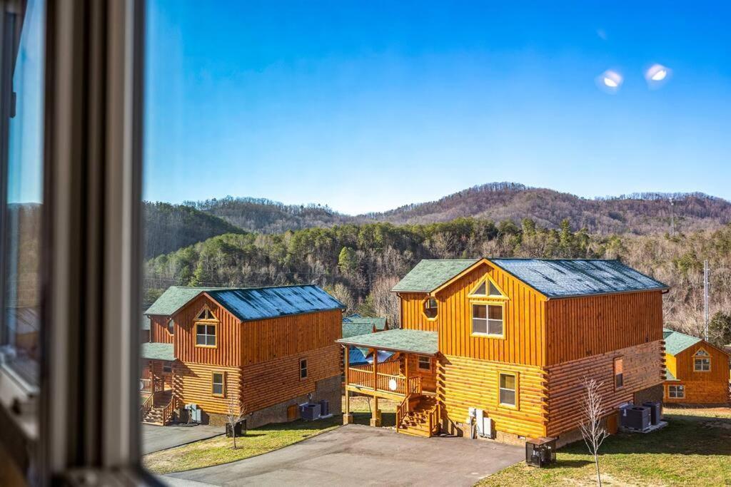 New Listing! Indoor Private Heated Pool, Less Than 2 Miles From Dollywood, Walk To Parkway, 4 Ensuite Bedrooms Sleeps 14, Dog Friendly, Game With Tv, Arcade And Foosball, Hot Tub, Bbq, Smart Tv And Wifi, Fully Loaded Kitchen, Washer And Dryer *