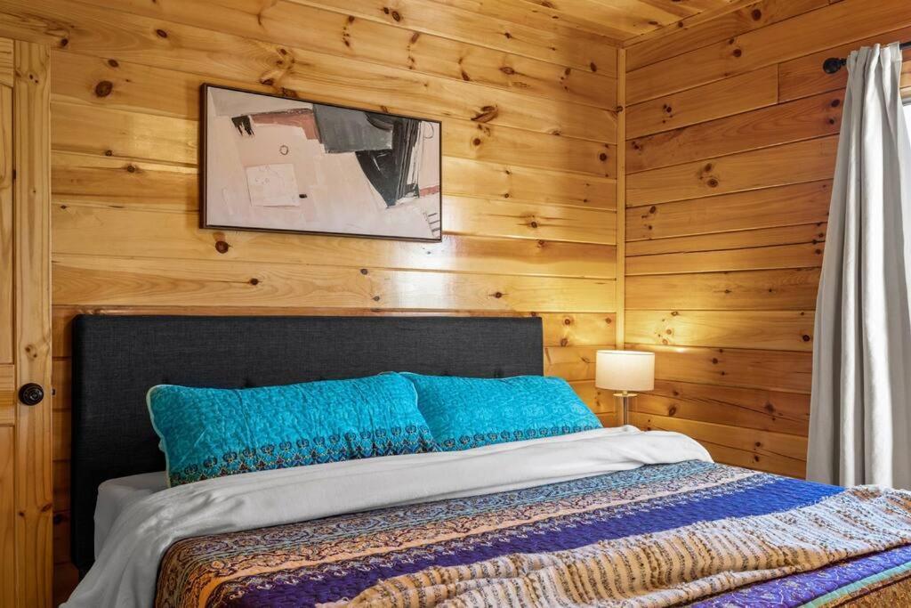 New Listing! Indoor Private Heated Pool, Less Than 2 Miles From Dollywood, Walk To Parkway, 4 Ensuite Bedrooms Sleeps 14, Dog Friendly, Game With Tv, Arcade And Foosball, Hot Tub, Bbq, Smart Tv And Wifi, Fully Loaded Kitchen, Washer And Dryer Pigeon Forge