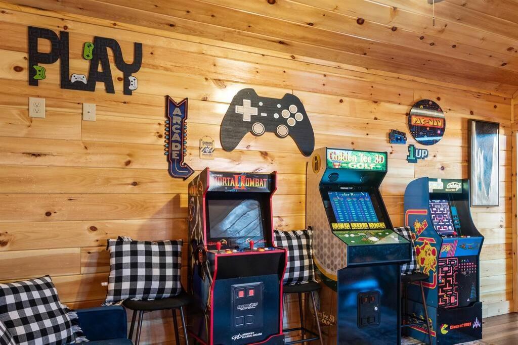 New Listing! Indoor Private Heated Pool, Less Than 2 Miles From Dollywood, Walk To Parkway, 4 Ensuite Bedrooms Sleeps 14, Dog Friendly, Game With Tv, Arcade And Foosball, Hot Tub, Bbq, Smart Tv And Wifi, Fully Loaded Kitchen, Washer And Dryer * Pigeon Forge