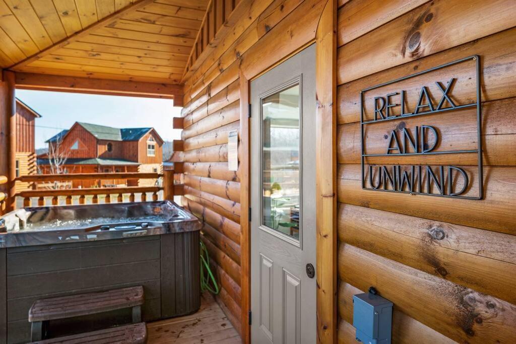 New Listing! Indoor Private Heated Pool, Less Than 2 Miles From Dollywood, Walk To Parkway, 4 Ensuite Bedrooms Sleeps 14, Dog Friendly, Game With Tv, Arcade And Foosball, Hot Tub, Bbq, Smart Tv And Wifi, Fully Loaded Kitchen, Washer And Dryer