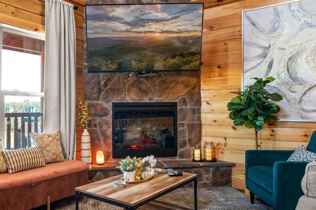 New Listing! Indoor Private Heated Pool, Less Than 2 Miles From Dollywood, Walk To Parkway, 4 Ensuite Bedrooms Sleeps 14, Dog Friendly, Game With Tv, Arcade And Foosball, Hot Tub, Bbq, Smart Tv And Wifi, Fully Loaded Kitchen, Washer And Dryer Chalet