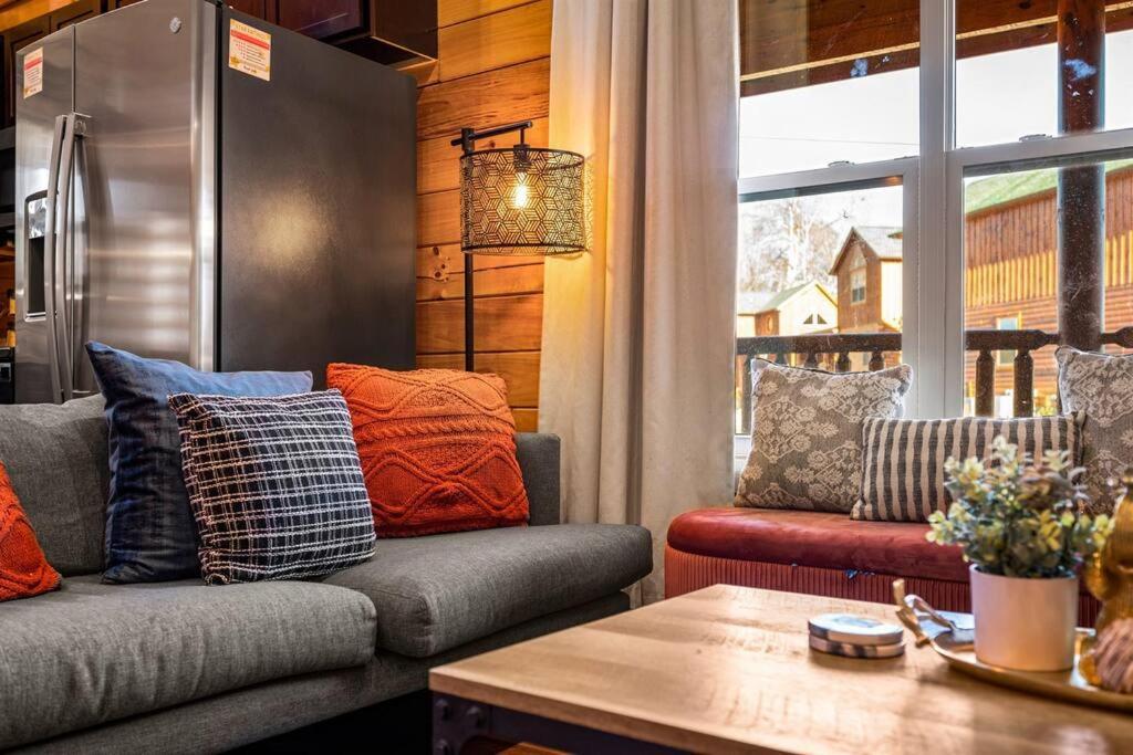 Chalet New Listing! Indoor Private Heated Pool, Less Than 2 Miles From Dollywood, Walk To Parkway, 4 Ensuite Bedrooms Sleeps 14, Dog Friendly, Game With Tv, Arcade And Foosball, Hot Tub, Bbq, Smart Tv And Wifi, Fully Loaded Kitchen, Washer And Dryer
