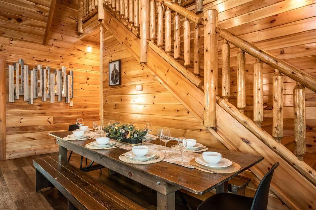 Chalet New Listing! Indoor Private Heated Pool, Less Than 2 Miles From Dollywood, Walk To Parkway, 4 Ensuite Bedrooms Sleeps 14, Dog Friendly, Game With Tv, Arcade And Foosball, Hot Tub, Bbq, Smart Tv And Wifi, Fully Loaded Kitchen, Washer And Dryer *