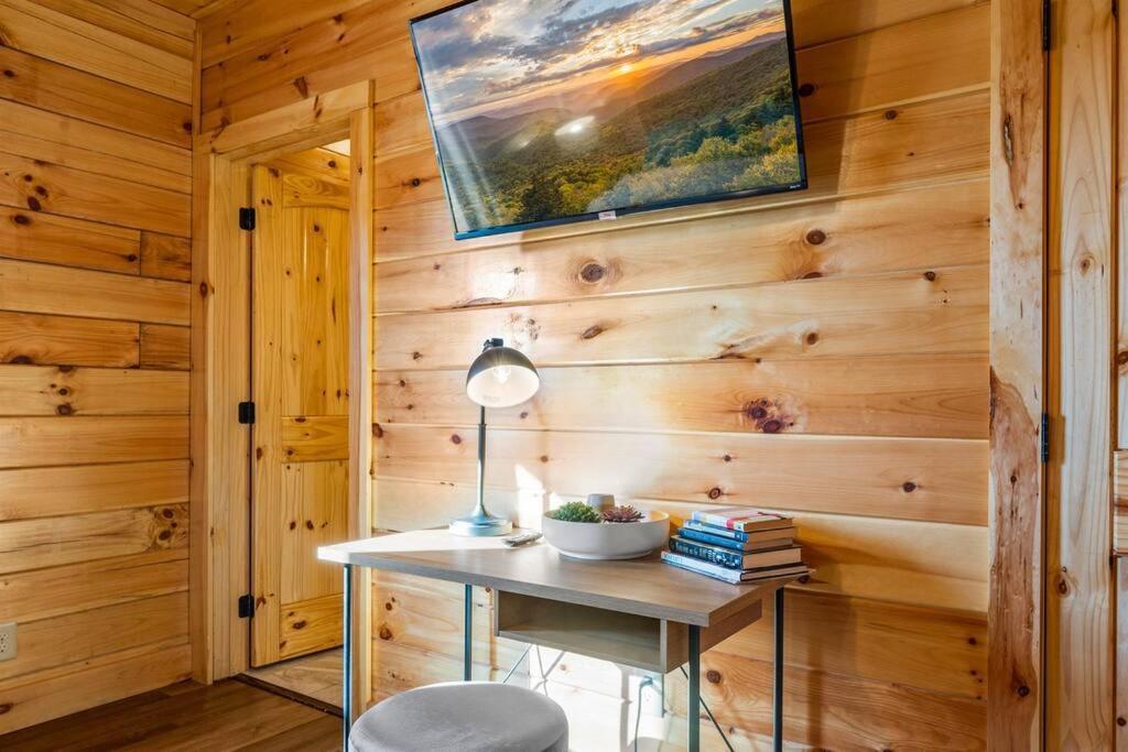 New Listing! Indoor Private Heated Pool, Less Than 2 Miles From Dollywood, Walk To Parkway, 4 Ensuite Bedrooms Sleeps 14, Dog Friendly, Game With Tv, Arcade And Foosball, Hot Tub, Bbq, Smart Tv And Wifi, Fully Loaded Kitchen, Washer And Dryer Chalet Pigeon Forge
