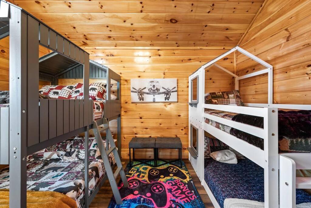Chalet New Listing! Indoor Private Heated Pool, Less Than 2 Miles From Dollywood, Walk To Parkway, 4 Ensuite Bedrooms Sleeps 14, Dog Friendly, Game With Tv, Arcade And Foosball, Hot Tub, Bbq, Smart Tv And Wifi, Fully Loaded Kitchen, Washer And Dryer Pigeon Forge