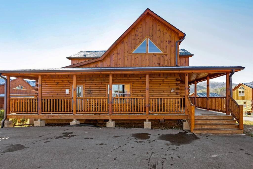 New Listing! Indoor Private Heated Pool, Less Than 2 Miles From Dollywood, Walk To Parkway, 4 Ensuite Bedrooms Sleeps 14, Dog Friendly, Game With Tv, Arcade And Foosball, Hot Tub, Bbq, Smart Tv And Wifi, Fully Loaded Kitchen, Washer And Dryer *