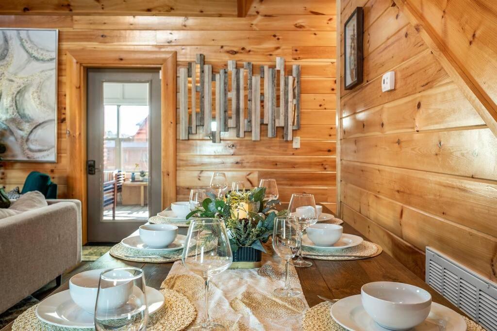 New Listing! Indoor Private Heated Pool, Less Than 2 Miles From Dollywood, Walk To Parkway, 4 Ensuite Bedrooms Sleeps 14, Dog Friendly, Game With Tv, Arcade And Foosball, Hot Tub, Bbq, Smart Tv And Wifi, Fully Loaded Kitchen, Washer And Dryer