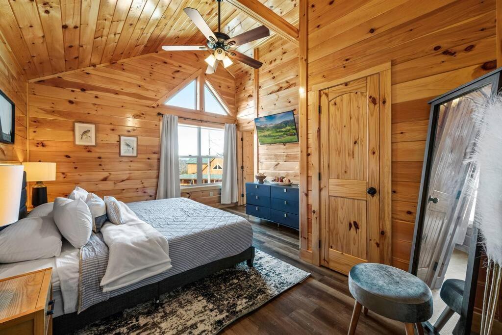 Chalet New Listing! Indoor Private Heated Pool, Less Than 2 Miles From Dollywood, Walk To Parkway, 4 Ensuite Bedrooms Sleeps 14, Dog Friendly, Game With Tv, Arcade And Foosball, Hot Tub, Bbq, Smart Tv And Wifi, Fully Loaded Kitchen, Washer And Dryer