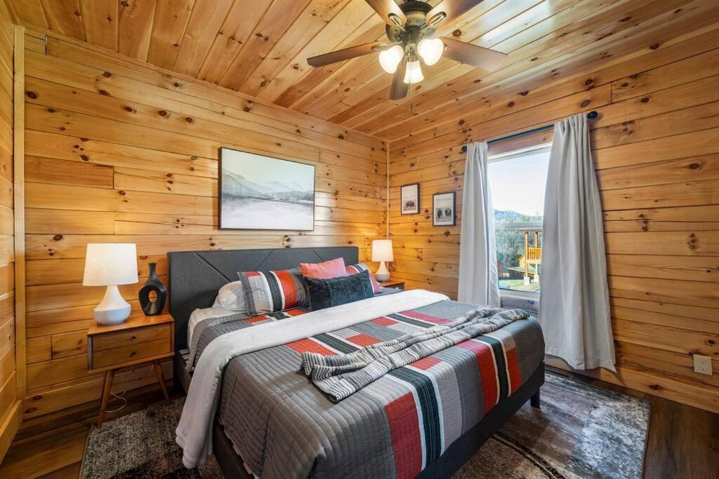 New Listing! Indoor Private Heated Pool, Less Than 2 Miles From Dollywood, Walk To Parkway, 4 Ensuite Bedrooms Sleeps 14, Dog Friendly, Game With Tv, Arcade And Foosball, Hot Tub, Bbq, Smart Tv And Wifi, Fully Loaded Kitchen, Washer And Dryer Chalet Pigeon Forge
