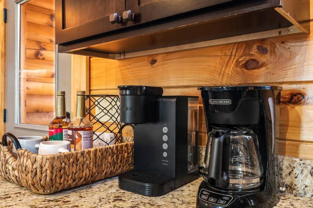 Chalet New Listing! Indoor Private Heated Pool, Less Than 2 Miles From Dollywood, Walk To Parkway, 4 Ensuite Bedrooms Sleeps 14, Dog Friendly, Game With Tv, Arcade And Foosball, Hot Tub, Bbq, Smart Tv And Wifi, Fully Loaded Kitchen, Washer And Dryer Pigeon Forge