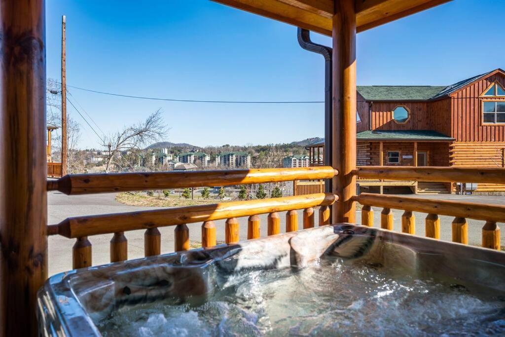 New Listing! Indoor Private Heated Pool, Less Than 2 Miles From Dollywood, Walk To Parkway, 4 Ensuite Bedrooms Sleeps 14, Dog Friendly, Game With Tv, Arcade And Foosball, Hot Tub, Bbq, Smart Tv And Wifi, Fully Loaded Kitchen, Washer And Dryer * Pigeon Forge
