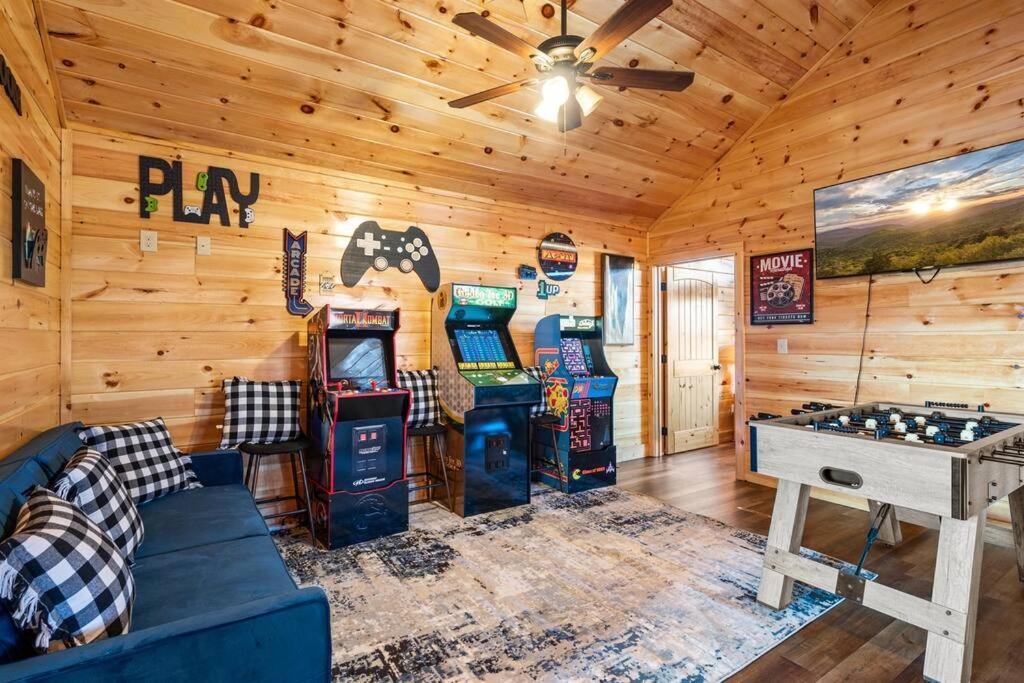 New Listing! Indoor Private Heated Pool, Less Than 2 Miles From Dollywood, Walk To Parkway, 4 Ensuite Bedrooms Sleeps 14, Dog Friendly, Game With Tv, Arcade And Foosball, Hot Tub, Bbq, Smart Tv And Wifi, Fully Loaded Kitchen, Washer And Dryer