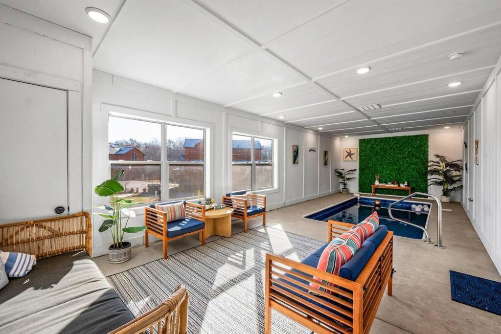 New Listing! Indoor Private Heated Pool, Less Than 2 Miles From Dollywood, Walk To Parkway, 4 Ensuite Bedrooms Sleeps 14, Dog Friendly, Game With Tv, Arcade And Foosball, Hot Tub, Bbq, Smart Tv And Wifi, Fully Loaded Kitchen, Washer And Dryer Chalet