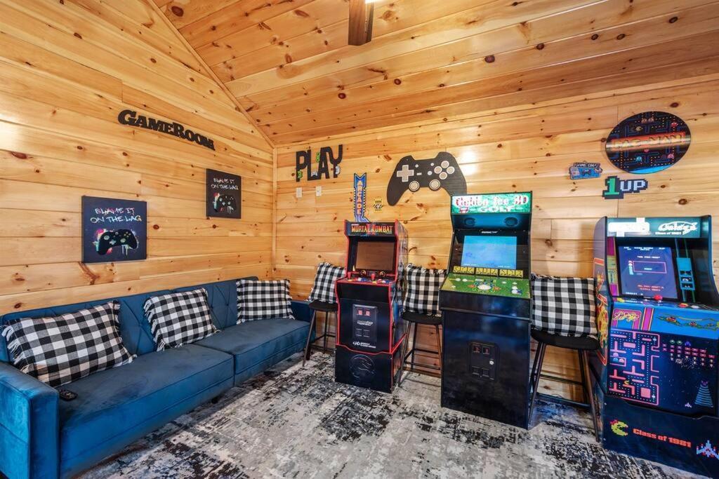 Chalet New Listing! Indoor Private Heated Pool, Less Than 2 Miles From Dollywood, Walk To Parkway, 4 Ensuite Bedrooms Sleeps 14, Dog Friendly, Game With Tv, Arcade And Foosball, Hot Tub, Bbq, Smart Tv And Wifi, Fully Loaded Kitchen, Washer And Dryer