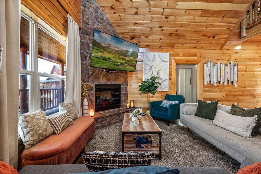 New Listing! Indoor Private Heated Pool, Less Than 2 Miles From Dollywood, Walk To Parkway, 4 Ensuite Bedrooms Sleeps 14, Dog Friendly, Game With Tv, Arcade And Foosball, Hot Tub, Bbq, Smart Tv And Wifi, Fully Loaded Kitchen, Washer And Dryer Chalet *
