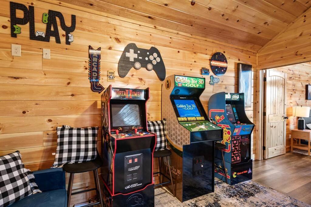 Chalet New Listing! Indoor Private Heated Pool, Less Than 2 Miles From Dollywood, Walk To Parkway, 4 Ensuite Bedrooms Sleeps 14, Dog Friendly, Game With Tv, Arcade And Foosball, Hot Tub, Bbq, Smart Tv And Wifi, Fully Loaded Kitchen, Washer And Dryer *