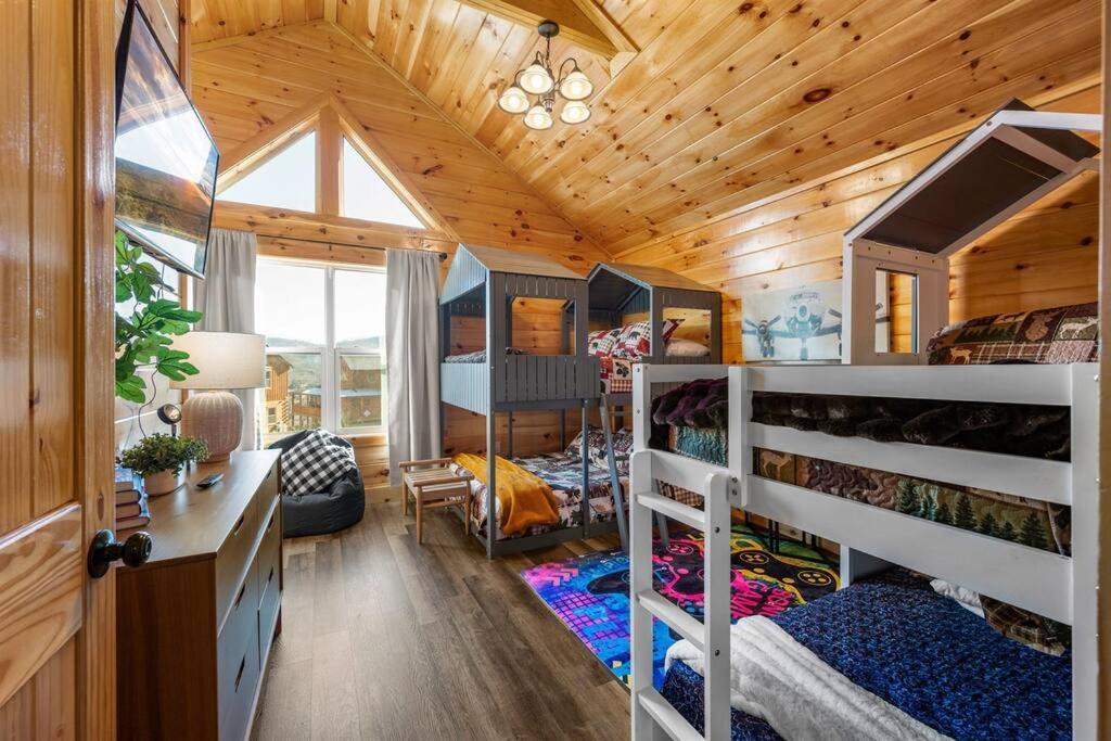 New Listing! Indoor Private Heated Pool, Less Than 2 Miles From Dollywood, Walk To Parkway, 4 Ensuite Bedrooms Sleeps 14, Dog Friendly, Game With Tv, Arcade And Foosball, Hot Tub, Bbq, Smart Tv And Wifi, Fully Loaded Kitchen, Washer And Dryer Chalet Pigeon Forge